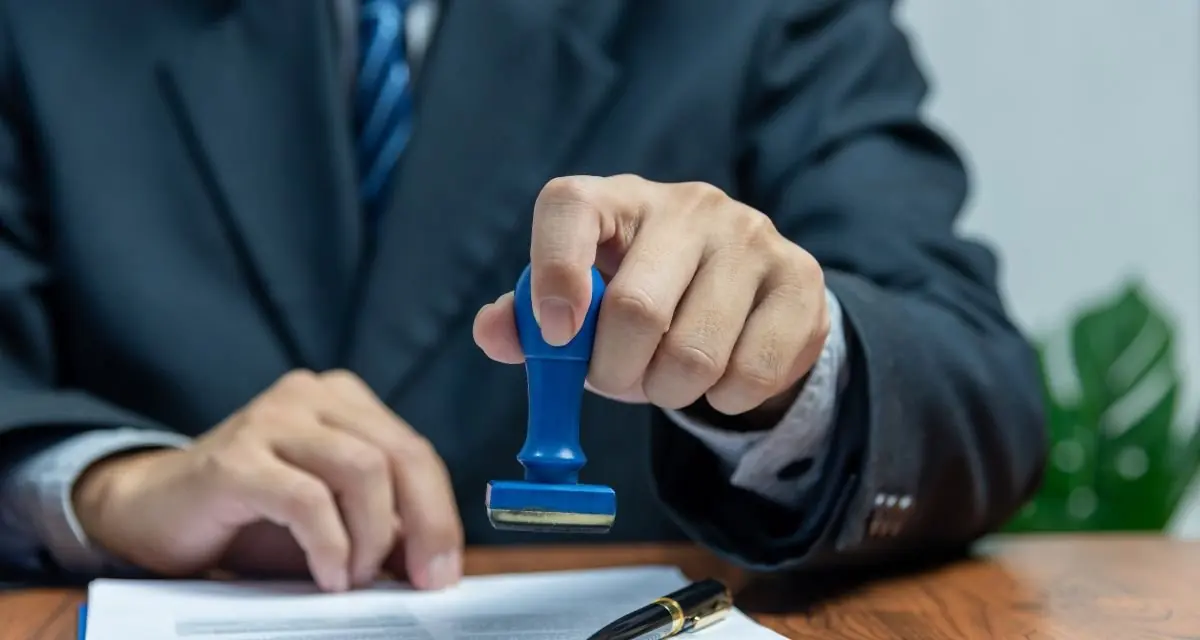 Sello de notary public sobre un documento firmado